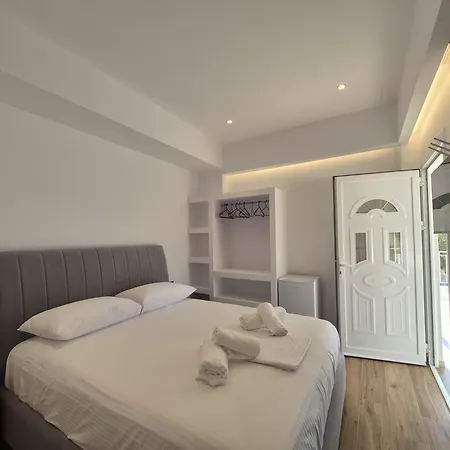 Cozy White House - Near *