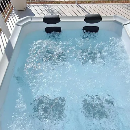 Cozy White House - Near Private Jacuzzi *