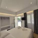 Cozy White House - Near