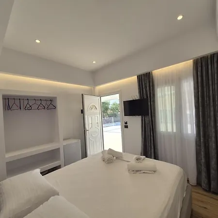 Cozy White House - Near Private Jacuzzi