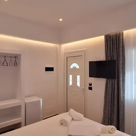 Cozy White House - Near Private Jacuzzi *