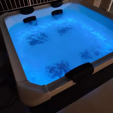 Cozy White House - Near Private Jacuzzi Apartment *