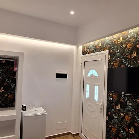 Cozy White House - Near Private Jacuzzi