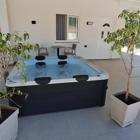 Cozy White House - Near Private Jacuzzi Apartamento