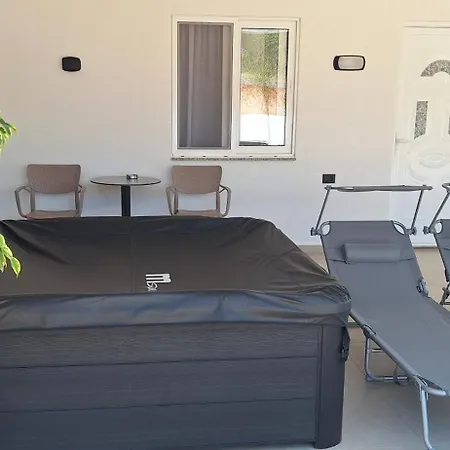 Cozy White House - Near Private Jacuzzi Lägenhet