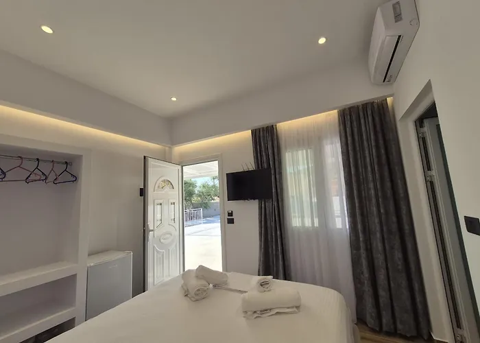 Cozy White House - Near Ksamil