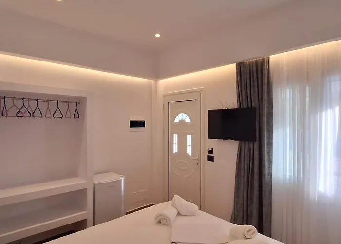 Cozy White House - Near *